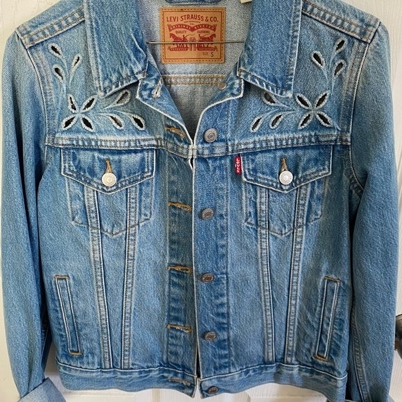 Levi’s Cutout Embroidered Jean Denim Small Mid Wash Button Up Standard Length S - Picture 4 of 4